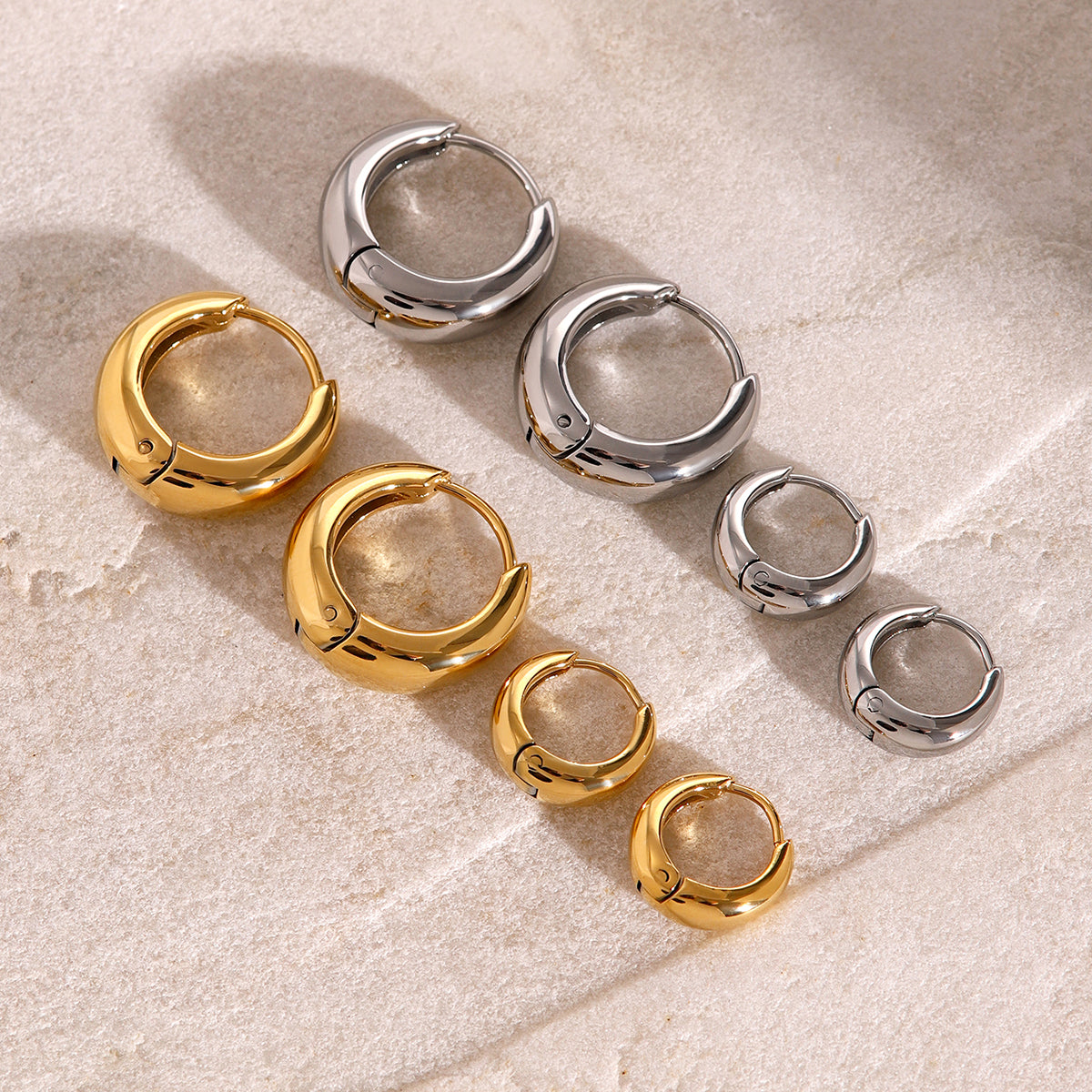 Iris – Geometrische Huggie-Ohrringe aus Gold