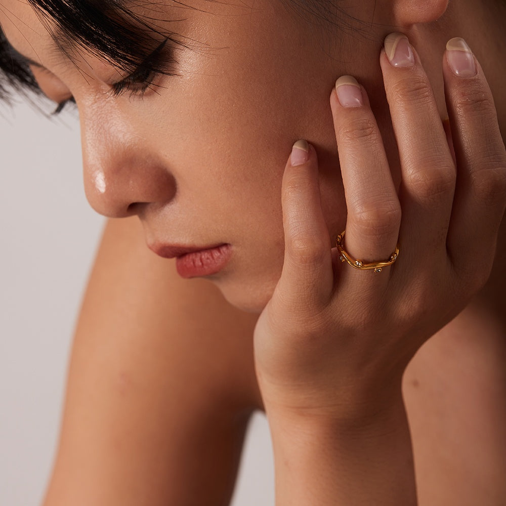 Willow – Goldring in Blattform mit verstellbaren Zirkonias