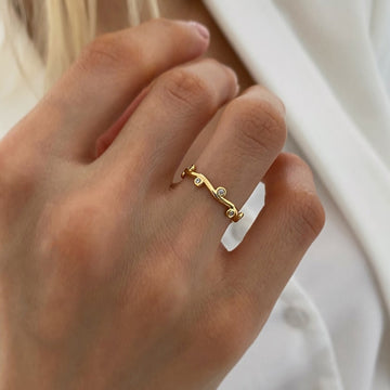 Willow – Goldring in Blattform mit verstellbaren Zirkonias