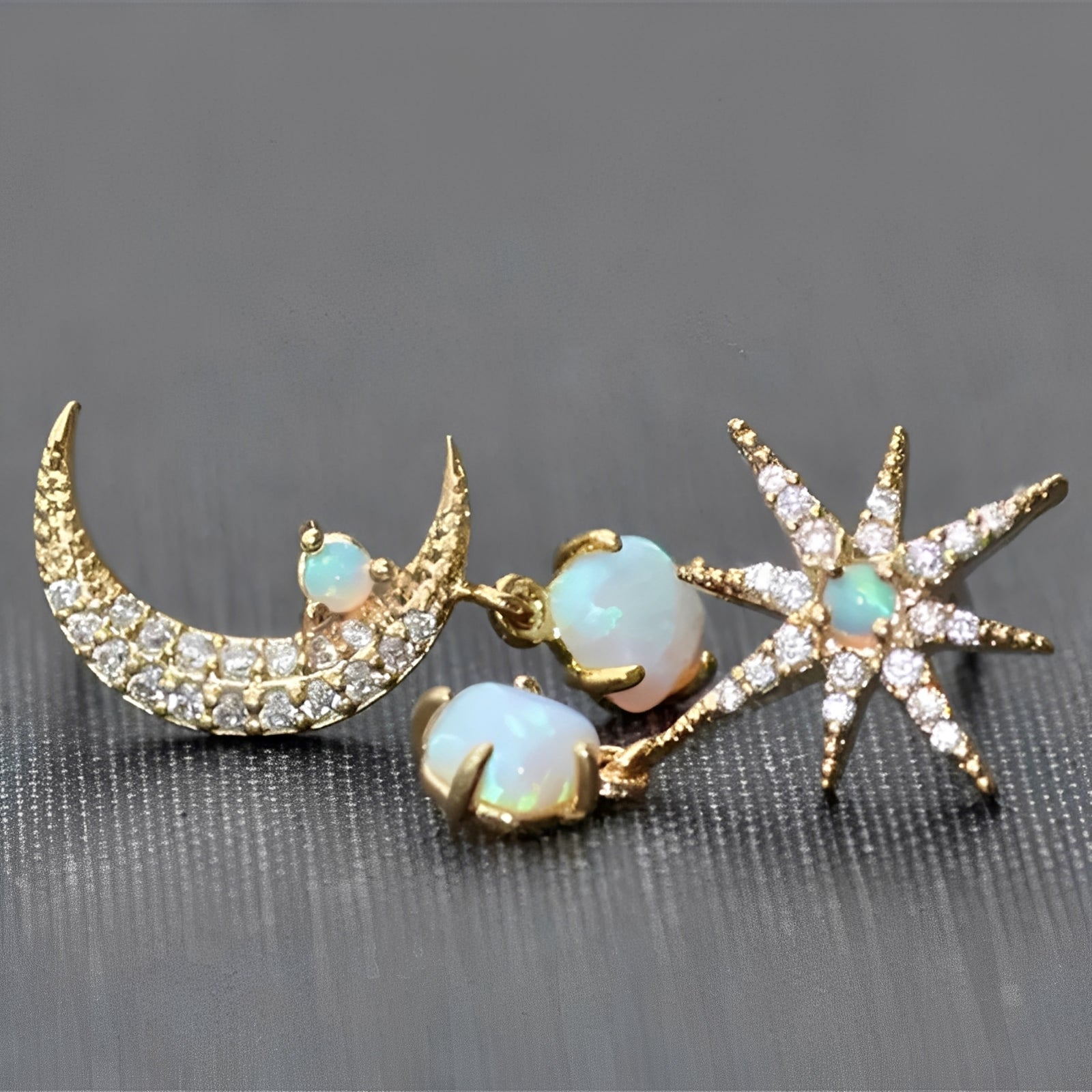 Astra – Goldene Ohrringe mit Mond und Stern aus Opal