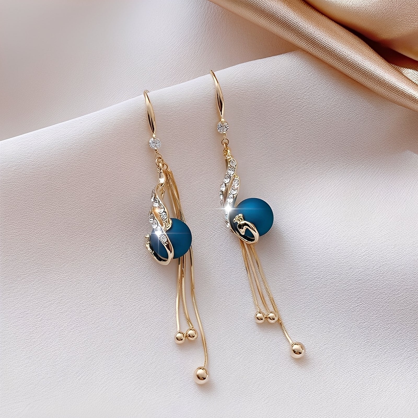 Sheynn – Festliche Ohrringe mit blauen Perlen