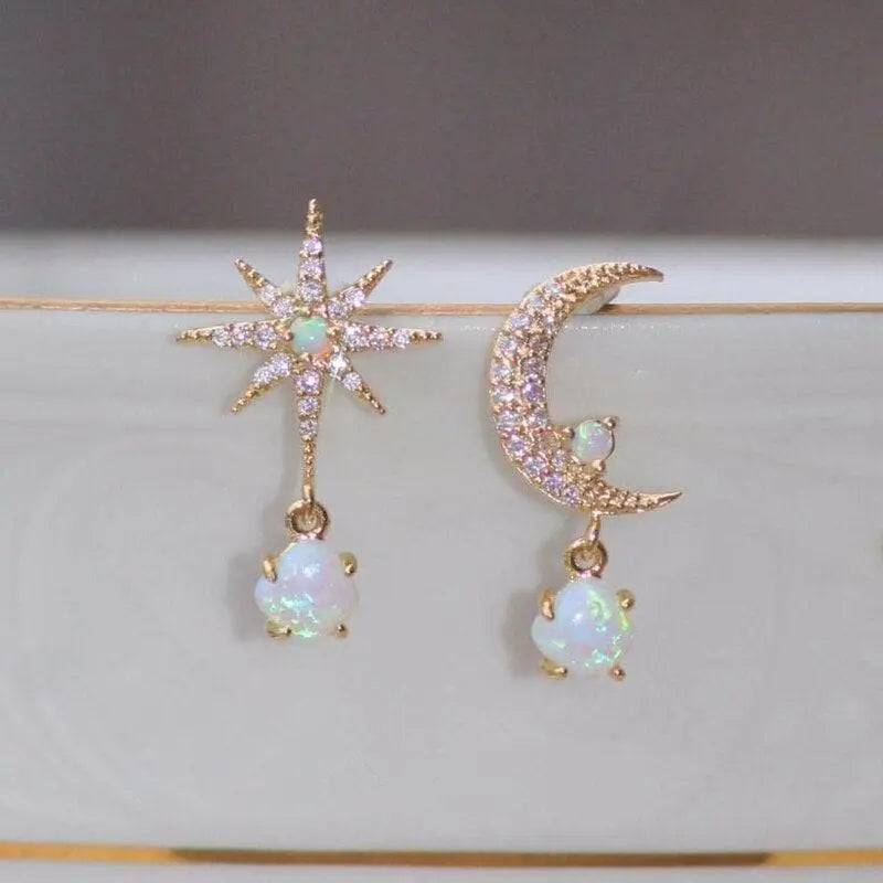 Carol – Ohrringe aus Mond und Sternen in Gold und Opal