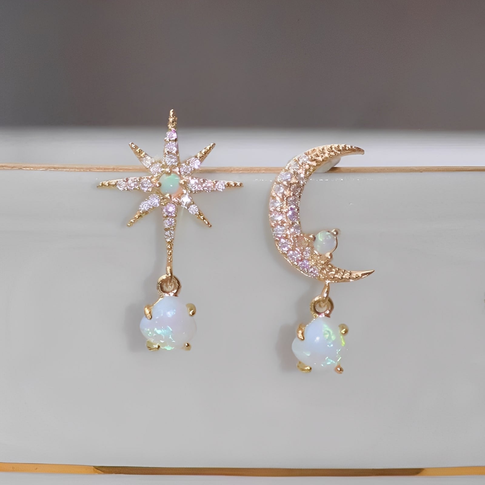 Astra – Goldene Ohrringe mit Mond und Stern aus Opal