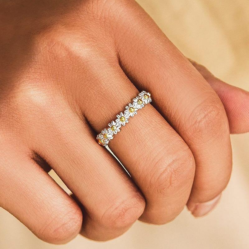 Flavia – Verstellbarer Ring mit emaillierter Margerite aus Silber