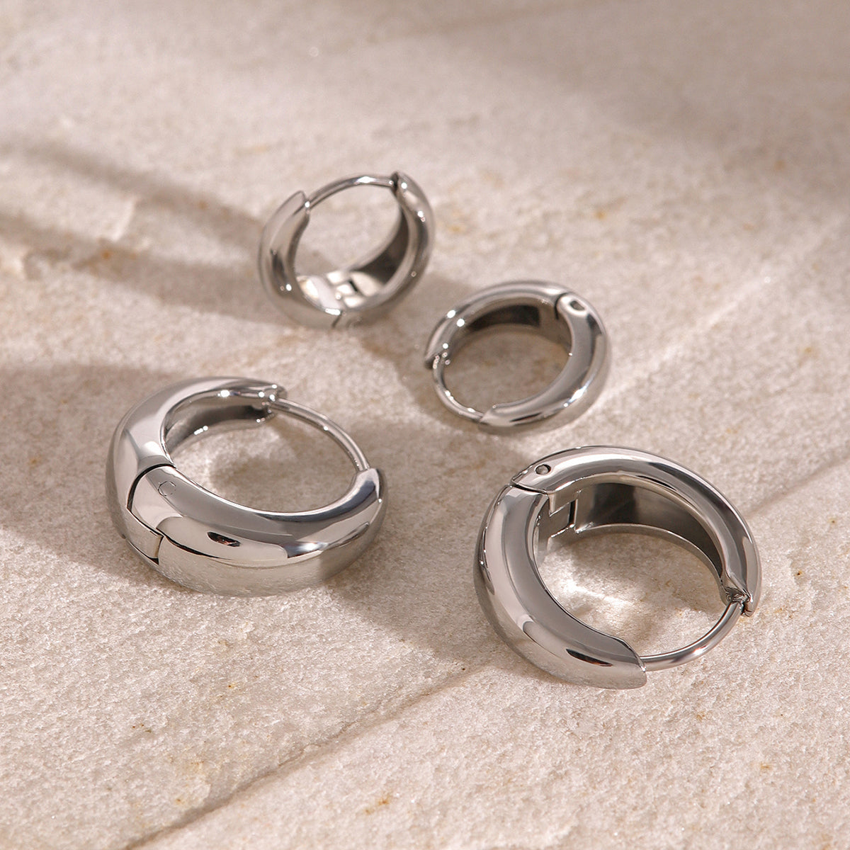 Iris – Geometrische Huggie-Ohrringe aus Gold
