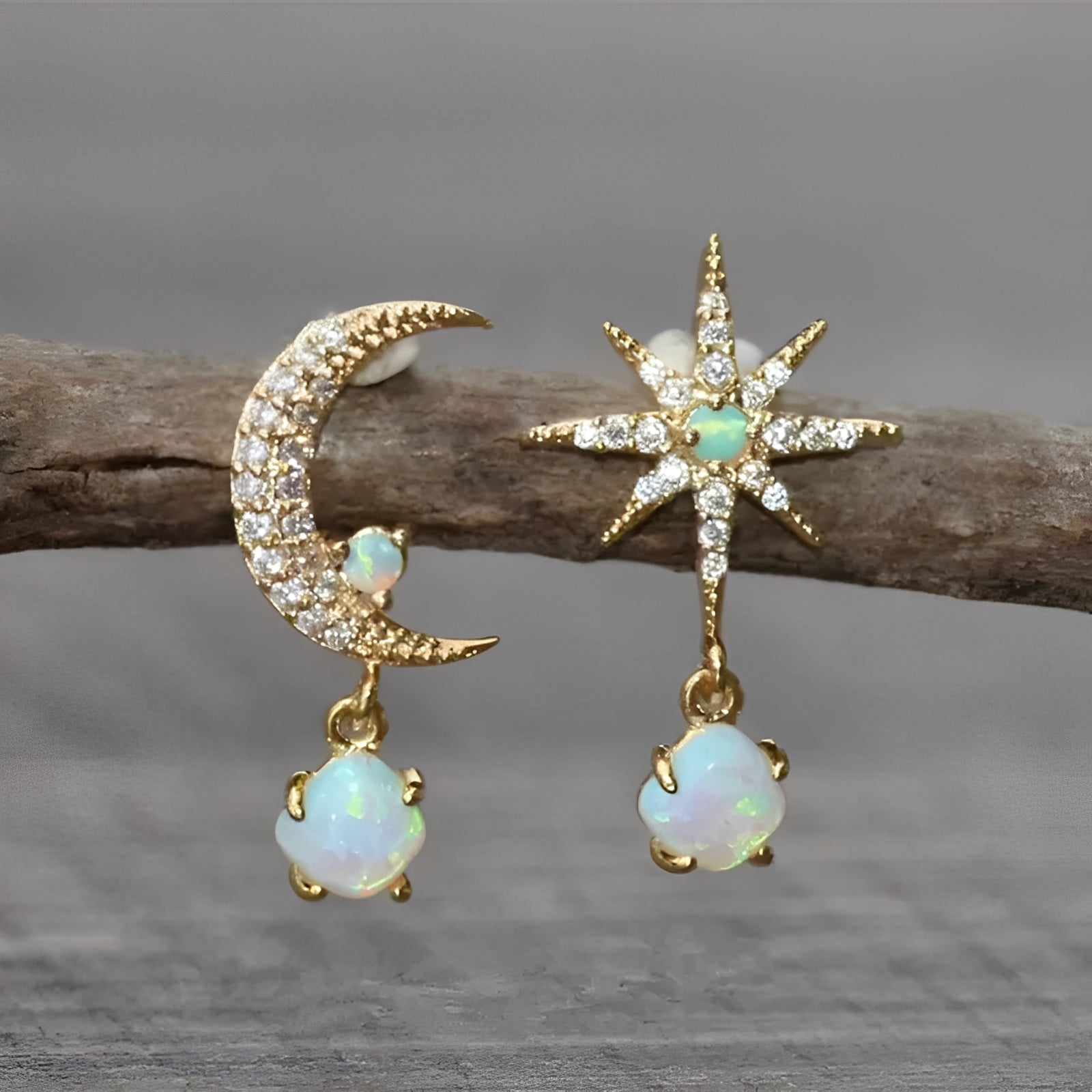 Astra – Goldene Ohrringe mit Mond und Stern aus Opal