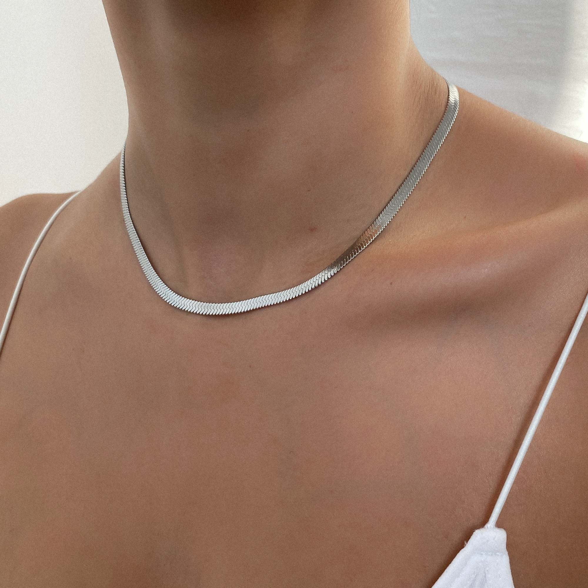 Juliette – Elegante Chevron-Halskette