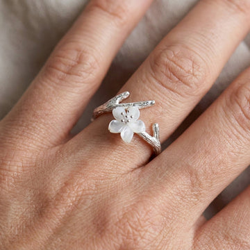 Lilou – Verstellbarer Vintage-Ring mit weißer Blume