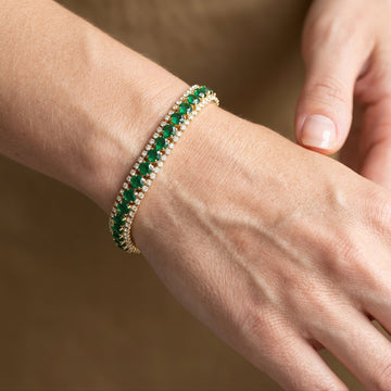 Maud – Elegantes goldenes Armband mit grünen Akzenten