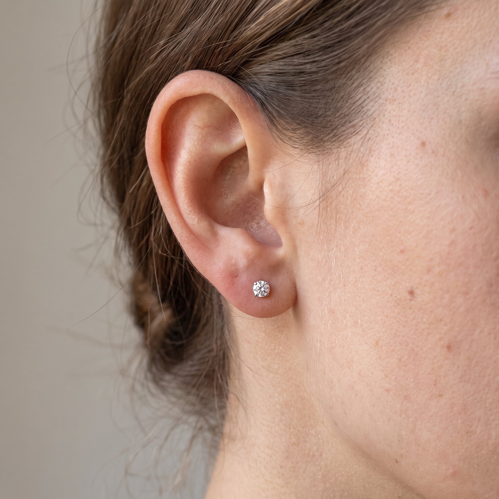 Flache Ohrringe ohne Schraube mit 2 mm und CZ
