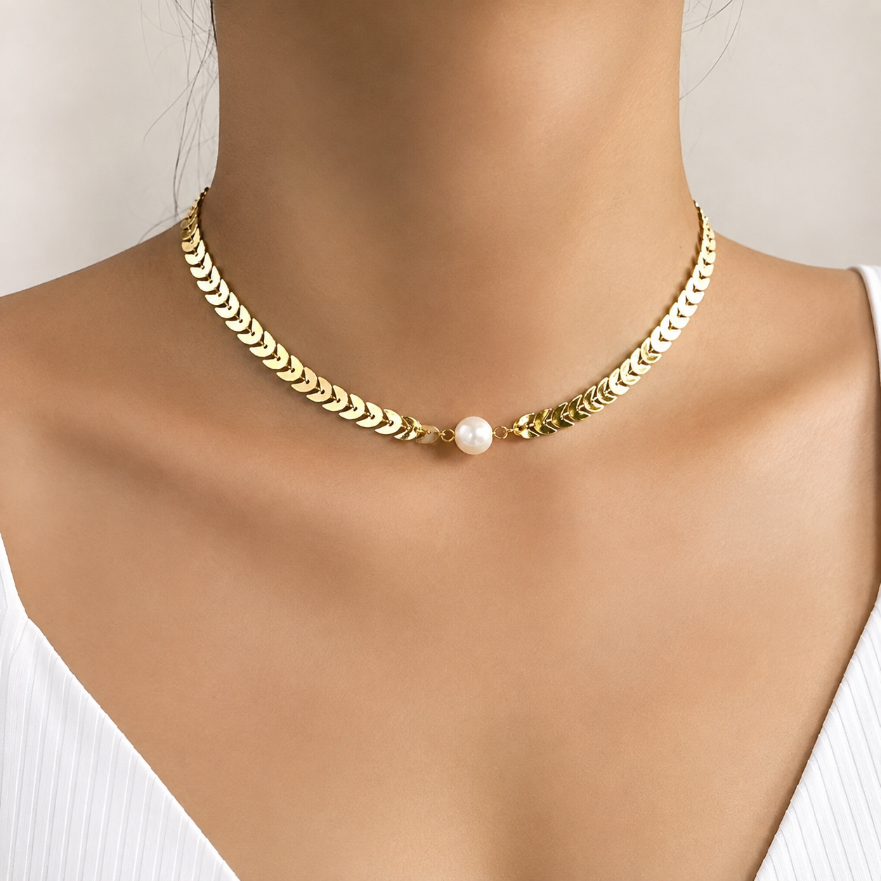 Aria – Elegante römische Halskette aus Gold und Perle