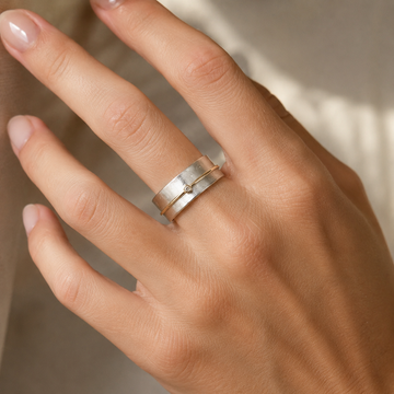 Lilia – Silberring mit goldener Linie und Zirkonia