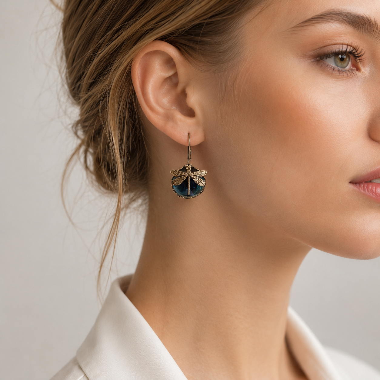 Elandra – Ohrringe in Form einer Libelle aus antikem Gold
