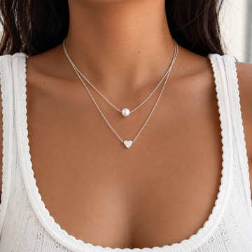 Julia – Elegante Halskette aus Perlen und Herzen