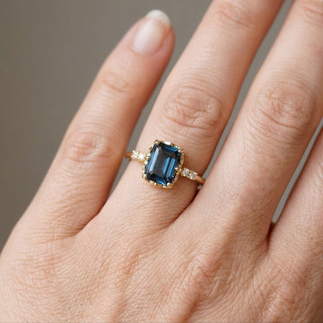 Sza – vintage goldener Ring mit blauem Kristall