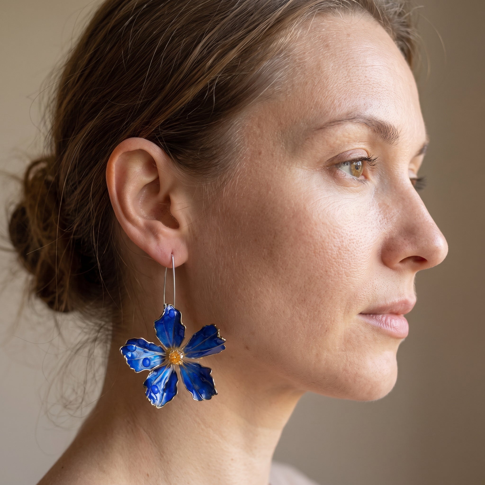 Bliss – Vintage-Ohrringe mit blauer Blume