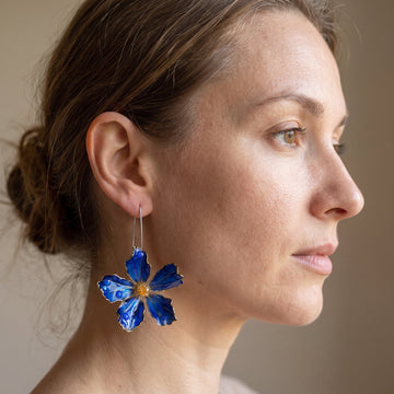 Bliss – Vintage-Ohrringe mit blauer Blume