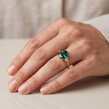 Aveline – Eleganter quadratischer Smaragd-Ring in Grün