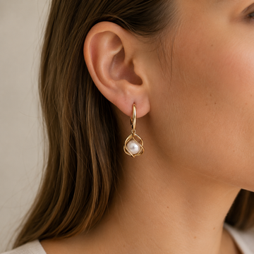 Lyanna – Goldene Perlenohrringe mit sanftem Glanz