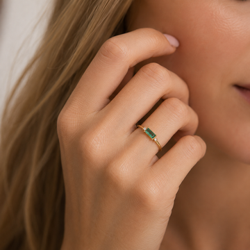 Fen - Weicher Baguette-Ring mit grünem Zirkonia