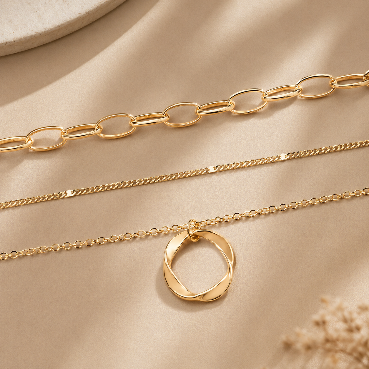 Michelle – Vintage-Halskette mit goldenen Ketten und Anhänger