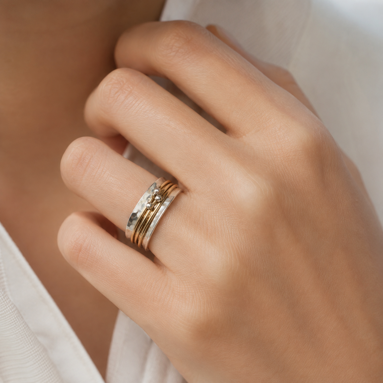 Glänzende Gnade – Vintage Ring aus Gold und Silber mit strahlender Oberfläche