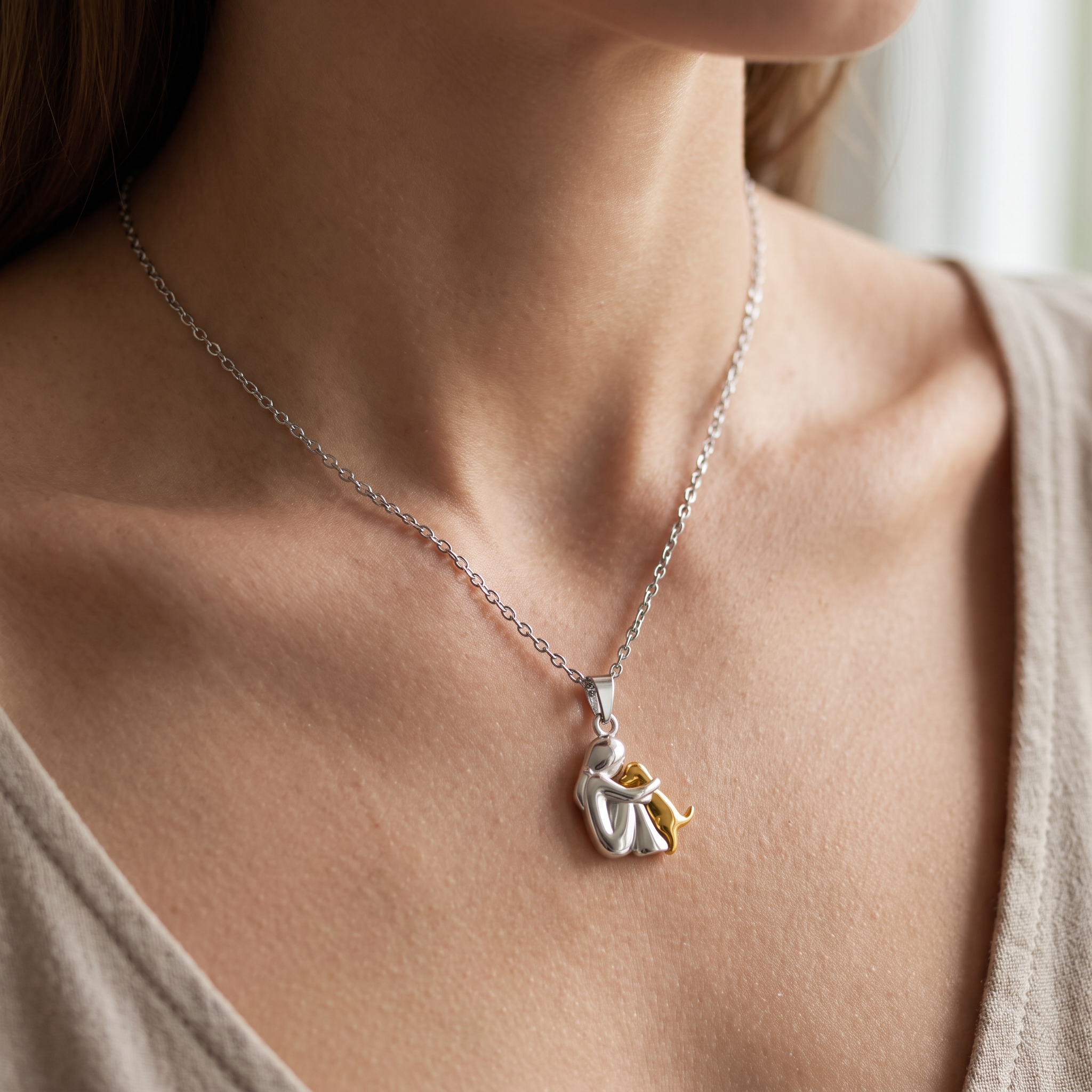 Neko – Halsband mit Anhänger von Hund und Besitzer in Umarmung