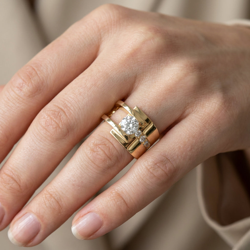 Lyra – Vintage Ring aus Gold mit unregelmäßiger Zirkonia