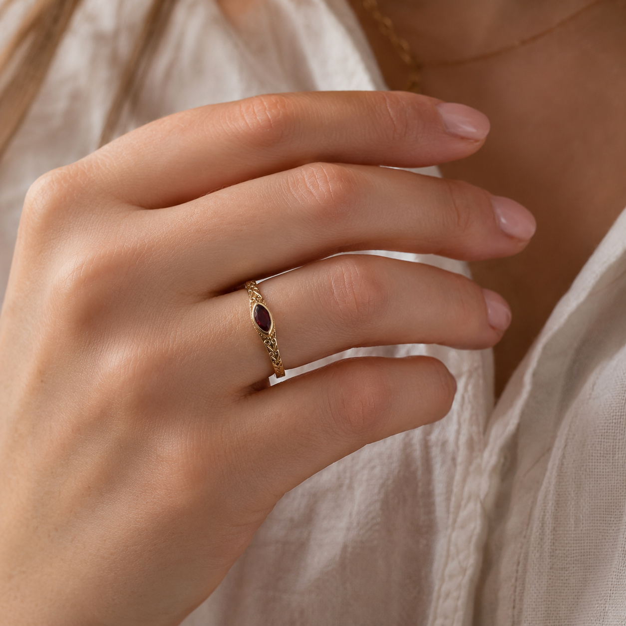 Olga – Goldring mit retro rotem Stein