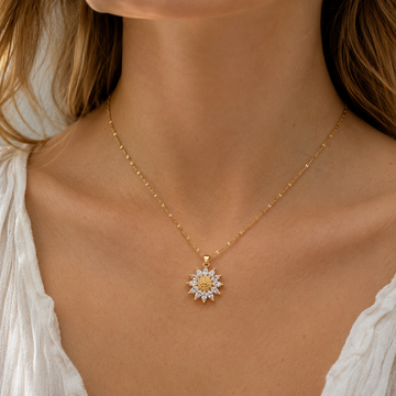Jennie – Halskette mit Kristall-Sonnenblume und goldener Oberfläche