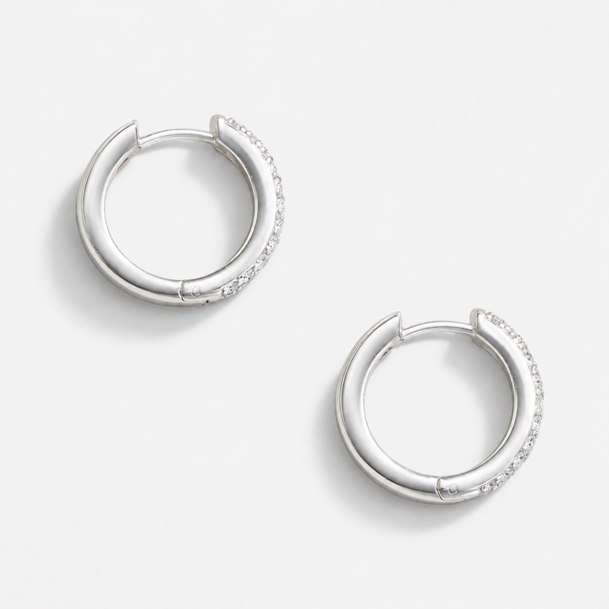 Manda - Silberne Huggies mit winzigem Pavé