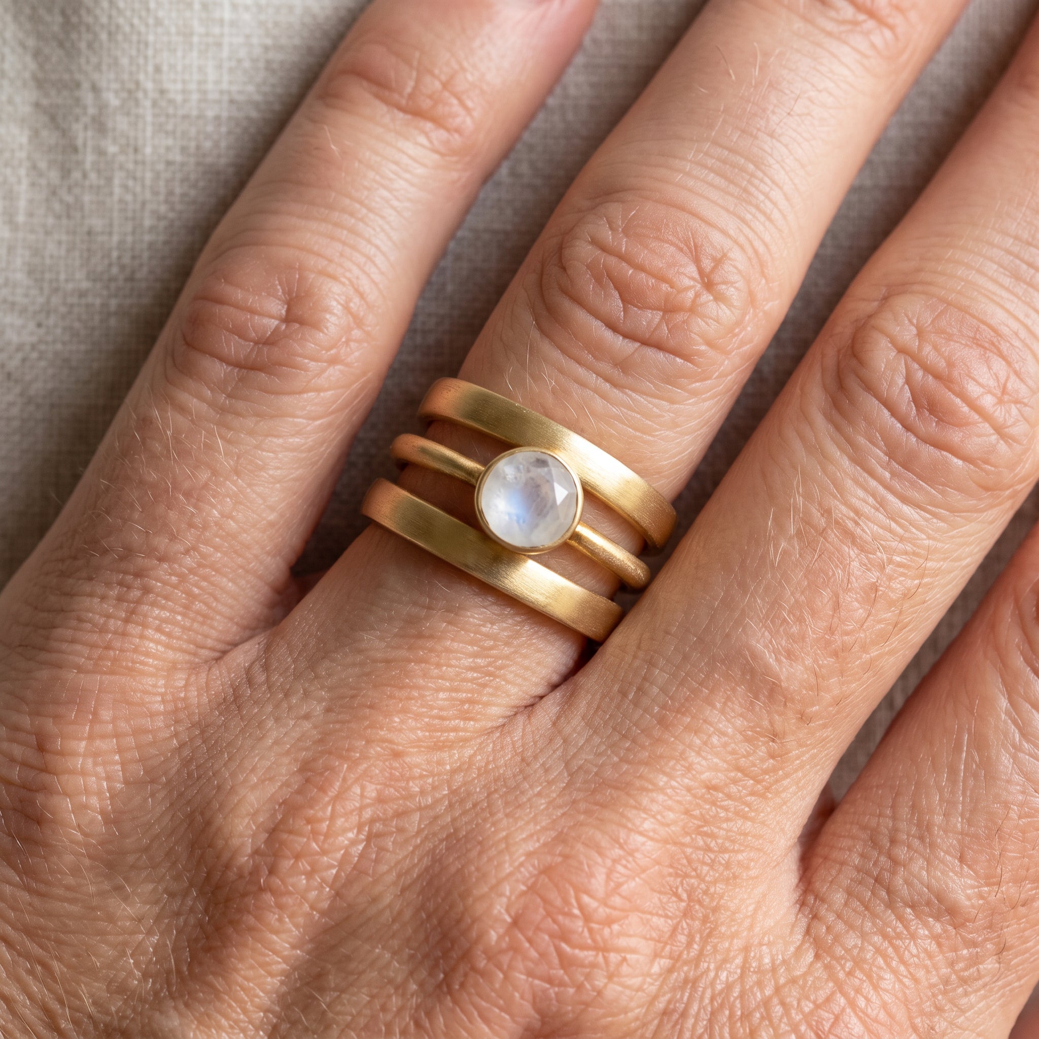 Jaira – Vintage-Goldring mit integrierter Mondstein