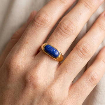 Aria - Glatter Goldring mit blauem Stein
