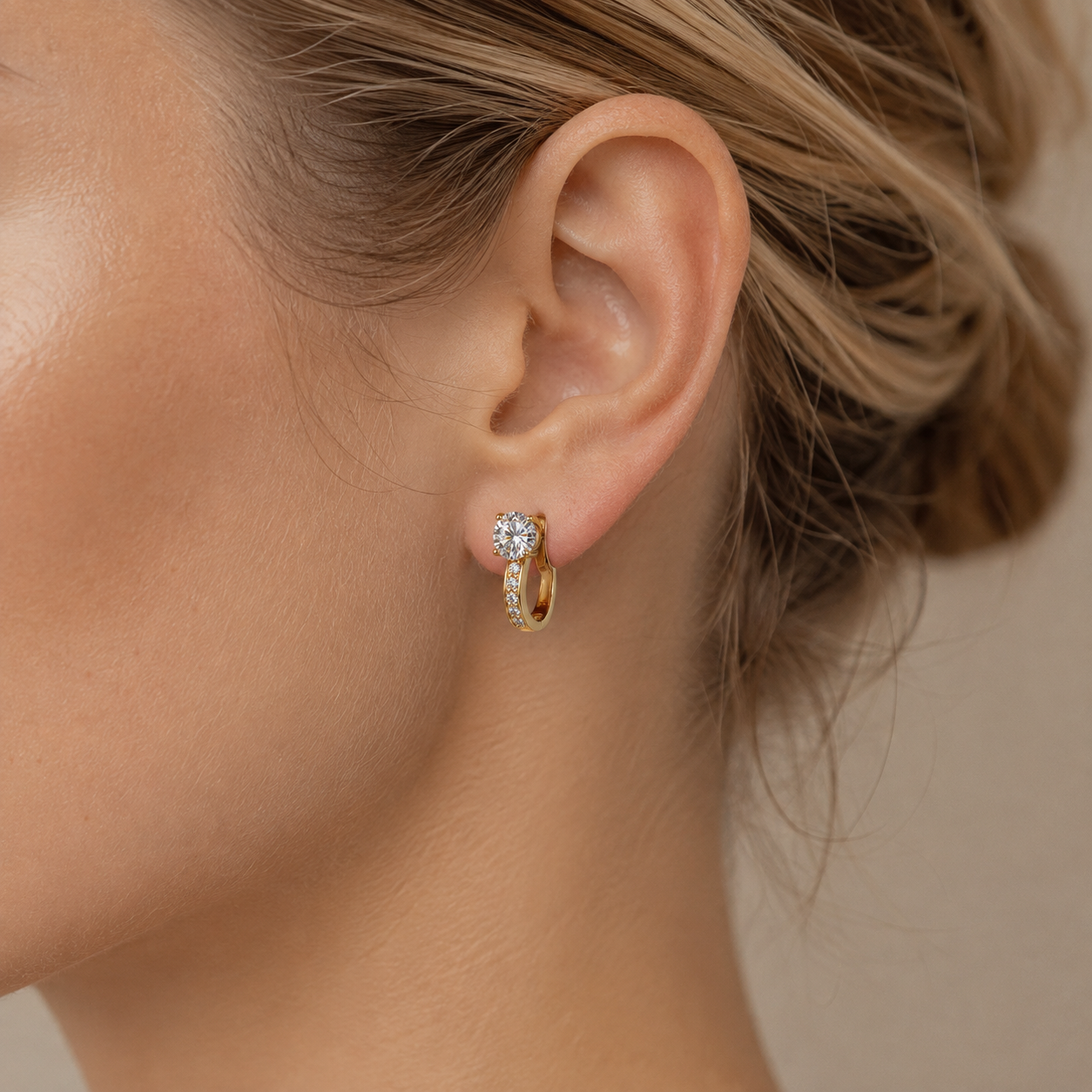 Nathalie – Huggie Ohrringe aus Moissanit in 18K Gold