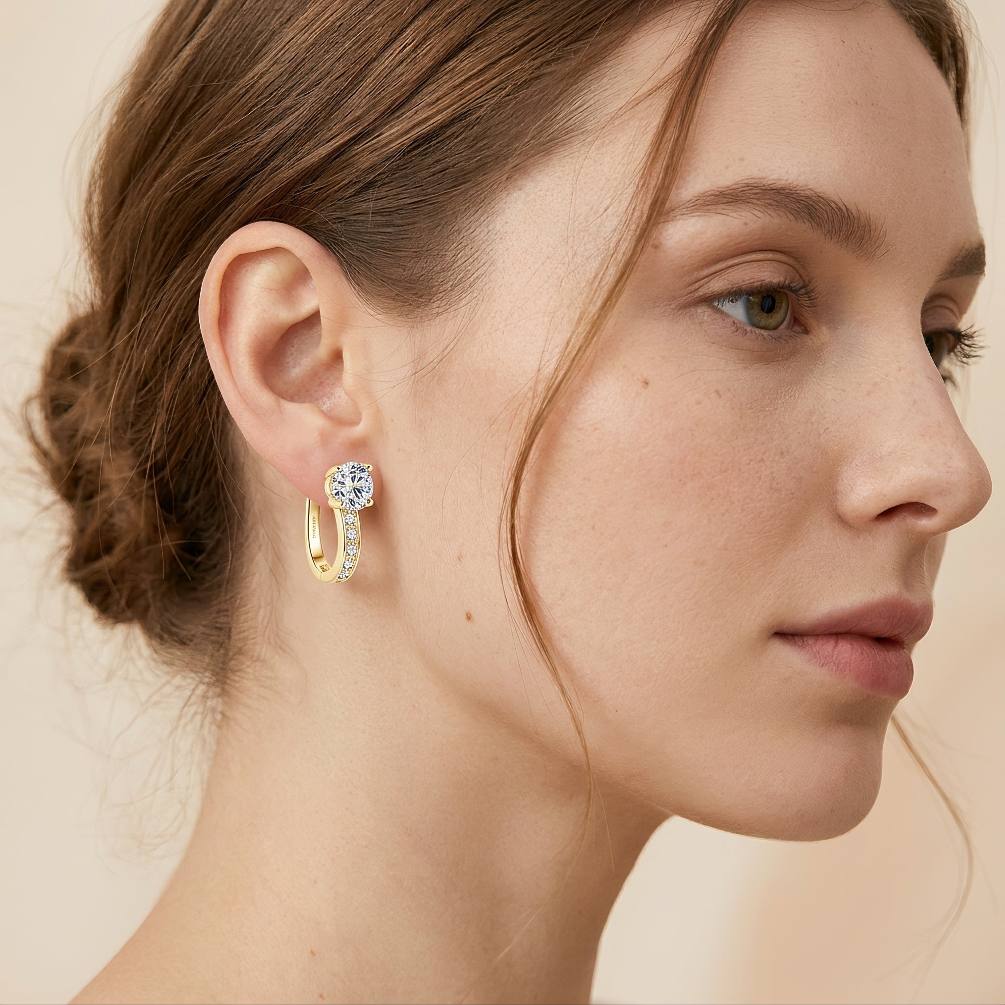 Nathalie – Huggie Ohrringe aus Moissanit in 18K Gold