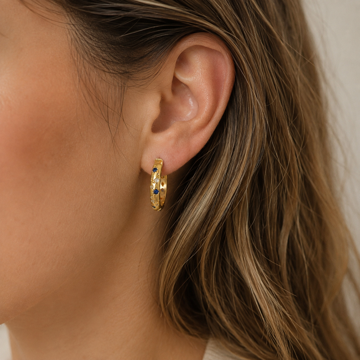 Maelis – Vintage-goldene Ohrringe mit blauer Zirkonia
