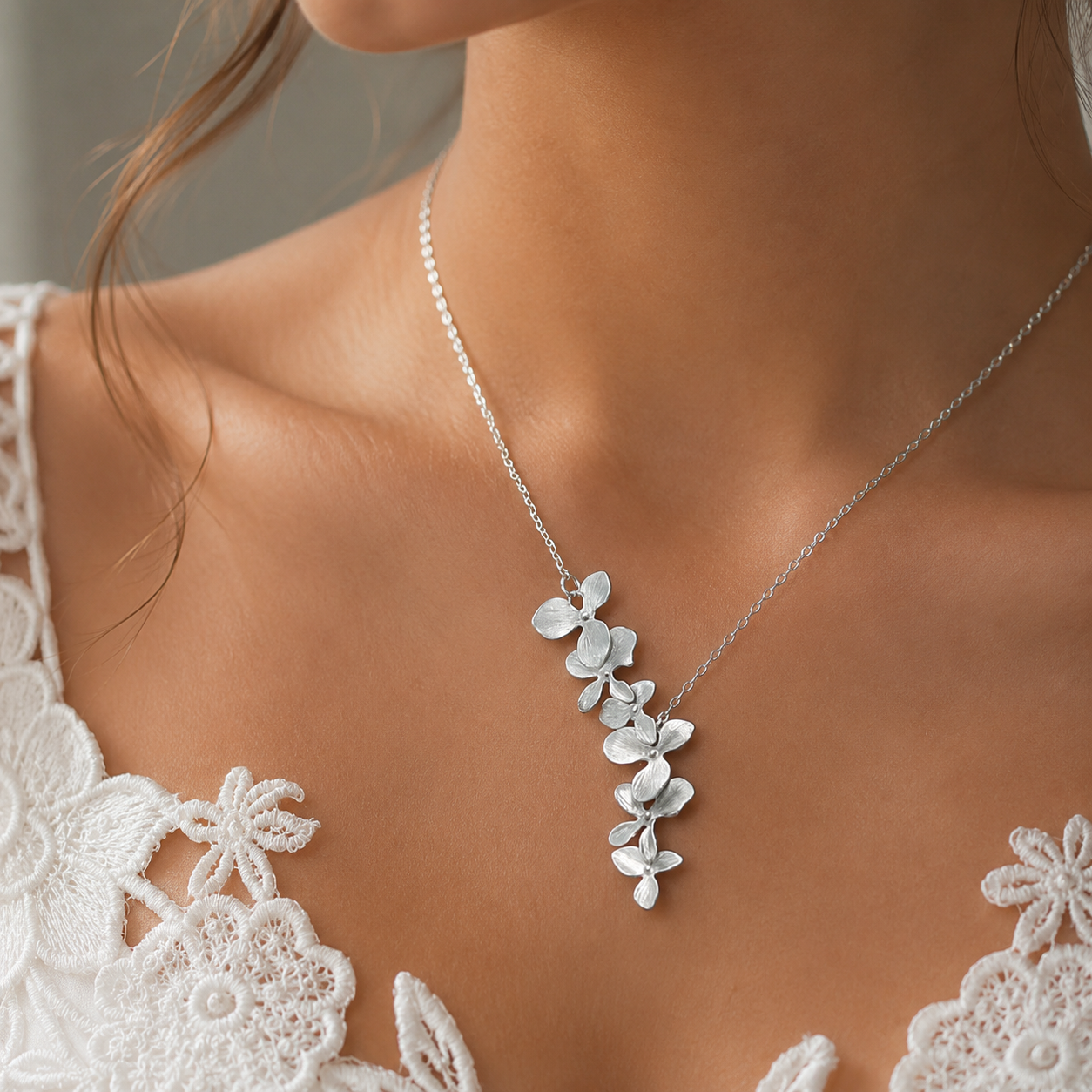Flora – Silberne Blumenhalskette im Vintage-Stil