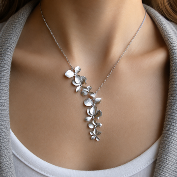 Flora – Silberne Blumenhalskette im Vintage-Stil