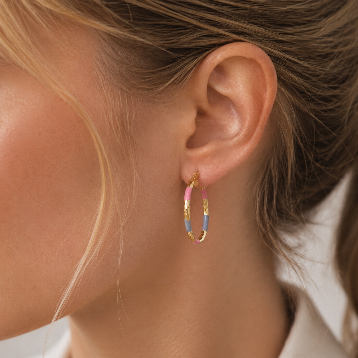 Delphine – Vintage Goldohrringe mit Farben