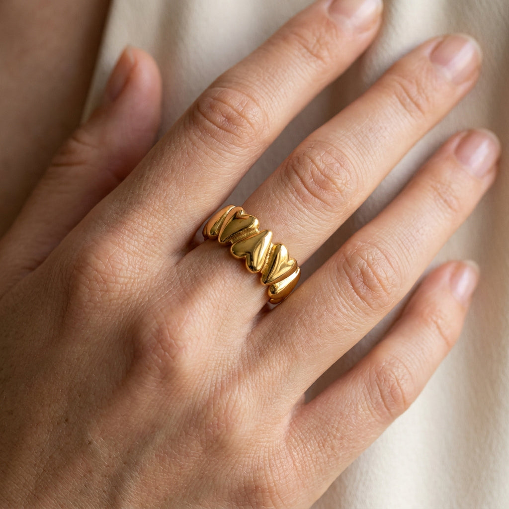 Elena – Unbeständiger Herzring aus Gold