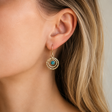 Nayah – Boho Saturn Ohrringe mit Türkisstein, in Silber und Gold verarbeitet