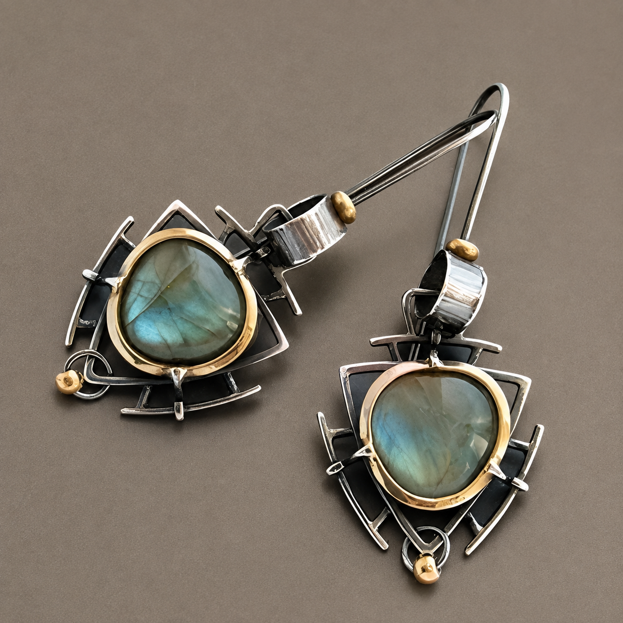 Lydie – Ohrringe aus Labradorit, Silber und Gold