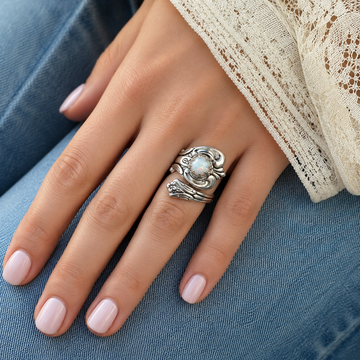 Maelle – Verstellbarer Ring mit weißem Opal