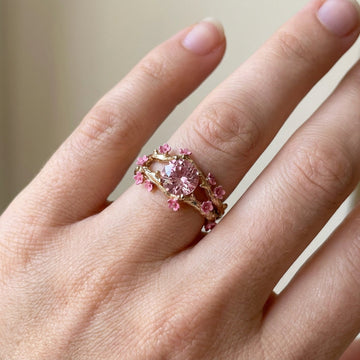 Elina – Verzauberter goldener Ring mit rosa Kristall und Blumen