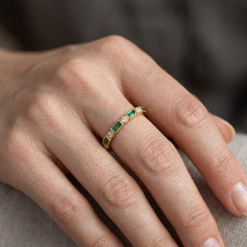 Crista – Goldener Statement-Ring mit grünem Zirkonia
