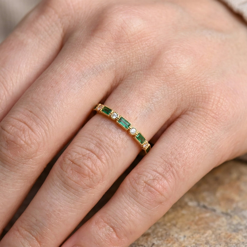 Sana – Vintage-goldener Ring mit eingearbeitetem grünem Zirkonia