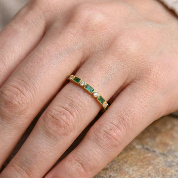 Sana – Vintage-goldener Ring mit eingearbeitetem grünem Zirkonia