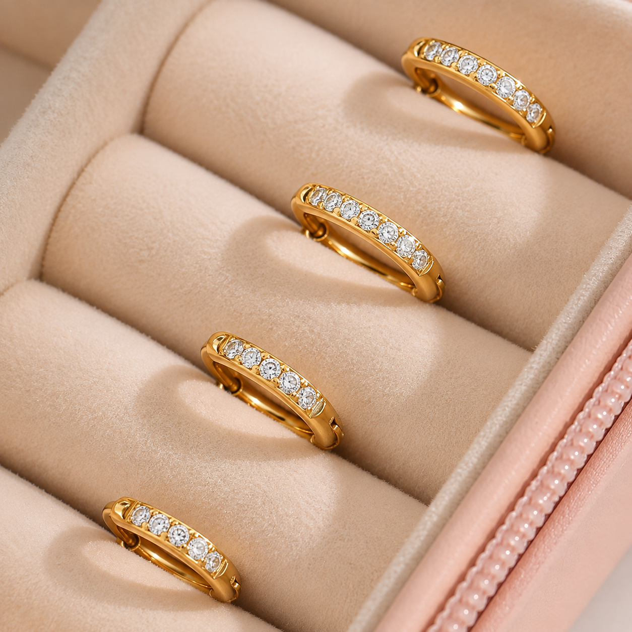 Jane – Huggie-Ohrringe mit Zirkonia in Gold