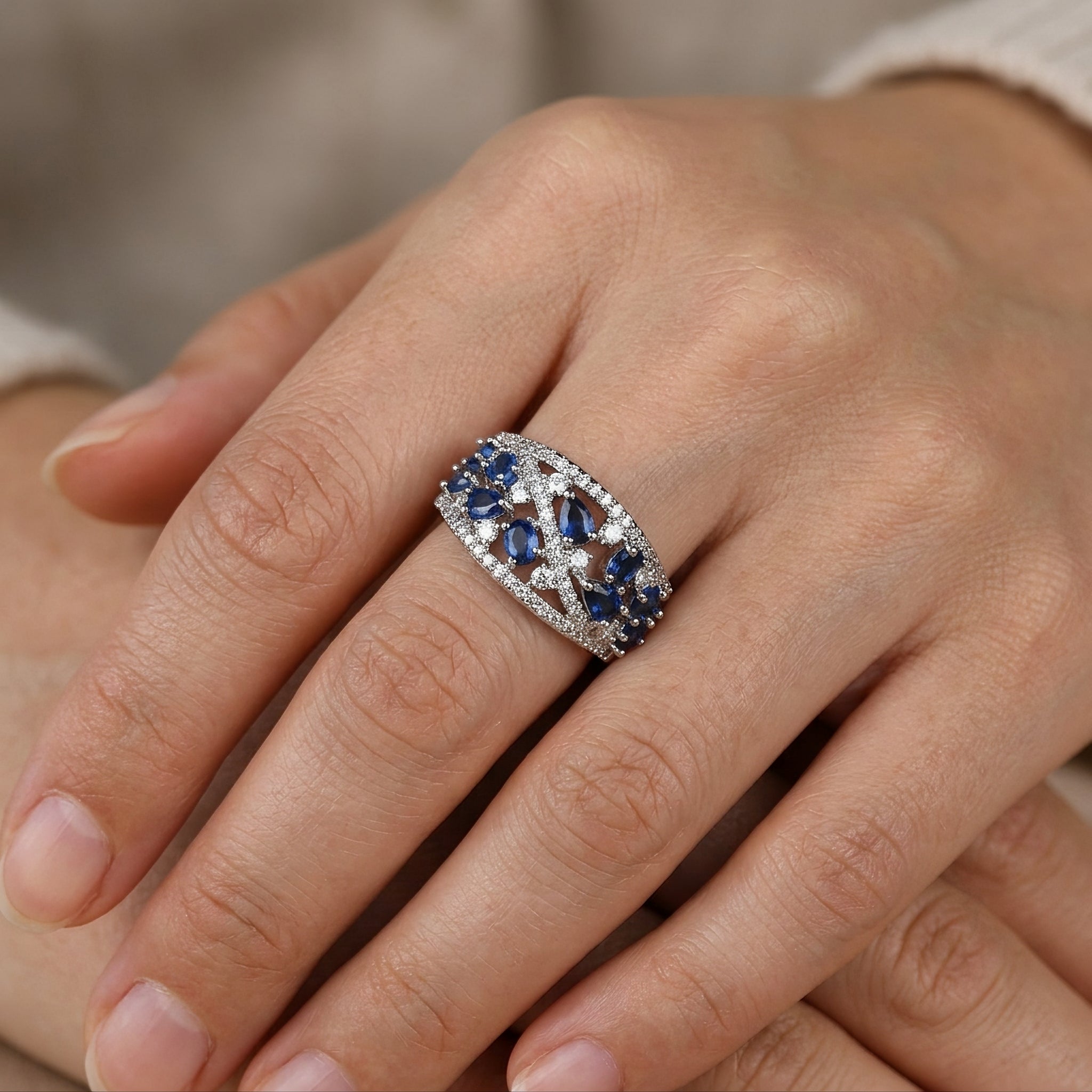 Julie – Vintage-Ring mit blauer Zirkonia und goldenen Details