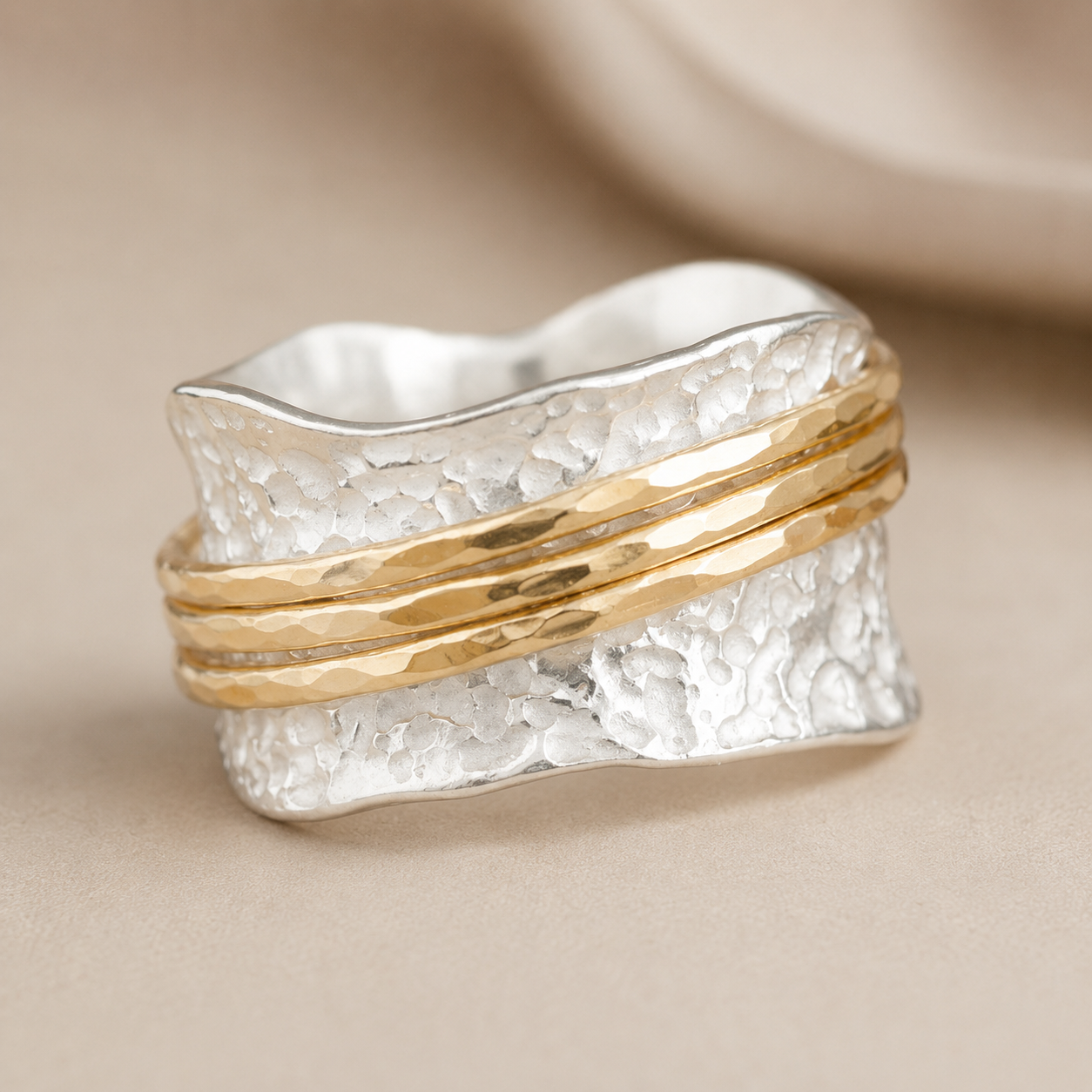 Bianca - Zeitloser drehbarer Ring aus Gold und Silber